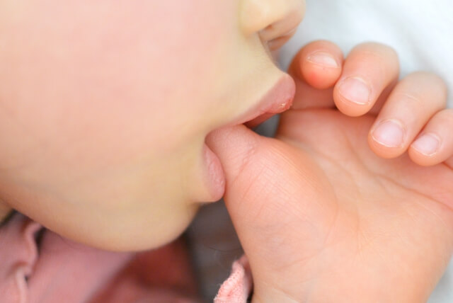 3歳を過ぎても指しゃぶり・指吸いをしている時はどうしたらいい？
